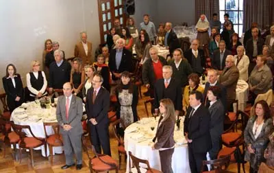 Momento de la interpretación de los himnos de Chile y España. 