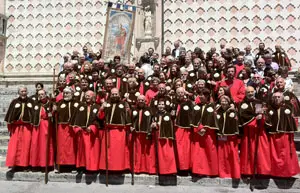  Foto de familia de los nuevos cofrades investidos en este XXIII Encuentro Compostelano en Italia.