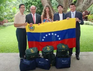 Los tres ‘ruteros’ venezolanos, junto al embajador de España y al presidente del BBVA Provincial.