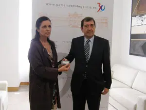  Benigno López entrega a Pilar Rojo su informe de 2010.