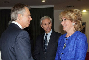  Esperanza Aguirre charla con Tony Blair. 