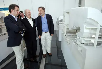  La comitiva contempla la maqueta del edificio de la Ciudad da Cultura. 