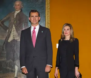 Los Príncipes posan ante el cuadro de Jovellanos pintado por Goya, durante su visita a Gijón.