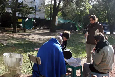 Grupo de jóvenes desayunan en el campamento. 