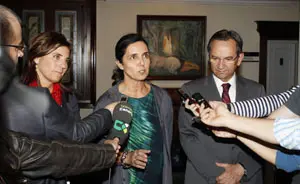  Pilar Rojo atiende a los medios de comunicaci&oacute;n en la Casa de Galicia en Madrid. 