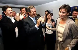 Álvarez Cascos aplaude a Carmen Moriyón, nueva alcaldesa de Gijón.