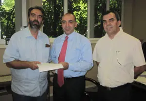 Eduardo Pahino y Jesús Miñarro, candidatos de ‘Españoles en el mundo’, junto a Marco Peñín, cónsul adjunto –en el centro–, en el momento de entregar la presentación de la candidatura.