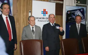  José María García muestra la primer tarjeta.