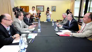 Las comisiones de Coalición Canaria (i) y el PSOE que negocian un acuerdo de gobernabilidad para Canarias durante una de sus reuniones en la capital tinerfeña.