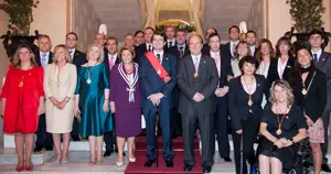 Mañueco posa con el resto de componentes de la corporación salmantina.