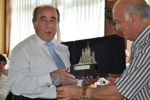Onéximo Migueláñez, recibiendo la reproducción del templo de la Sagrada Familia de Barcelona.