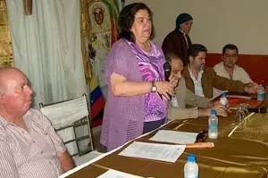 Guillermina Hernández se dirige al público, en compañía de José Luis Ferrera Tejera, Jacinto Pérez Acosta, y Alberto González Crespo, entre otros.