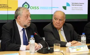 Octavio Granado –izda.– y Enrique V. Iglesias presidieron el acto de presentación del Convenio.