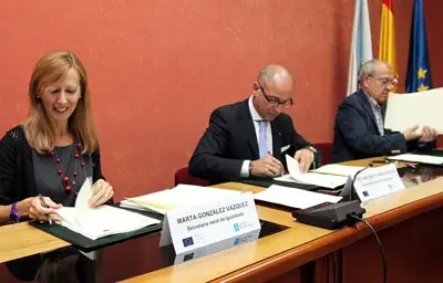  Marta Gonz&aacute;lez y Santiago Camba, durante la firma del convenio.