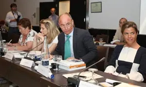  Santiago Camba, junto a otros representantes de comunidades, en el último pleno del CGCEE.