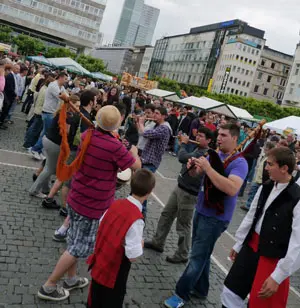  El público salió a la calle a bailar al ritmo de ‘A Requinta’ y ‘Follas Novas’.