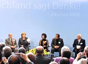  Teodoro Calvo -1º por la derecha-, junto a Angela Merkel en el acto 'Alemania dice gracias'.