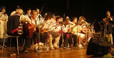 La Rondalla Típica del HCV, durante la ejecución de una pieza.
