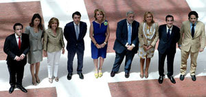 Esperanza Aguirre posa con los consejeros de su nuevo Gobierno tras haber tomado posesión de sus cargos.