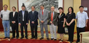  Rom&aacute;n Rodr&iacute;guez, Carlos Aymerich y Xulio R&iacute;os, con las autoridades de China durante su visita al pa&iacute;s.