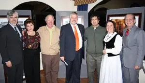 El presidente entrante y el saliente, junto a directores del Centro Gallego de Valparaíso.