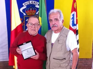  Andrés Betancor entregó una placa a Filisberto Herrera Araujo.