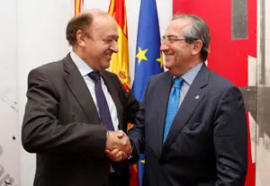  Julio Lage &ndash;izquierda&ndash; recibe la felicitaci&oacute;n de Francisco Cal Pardo, el anterior presidente.
