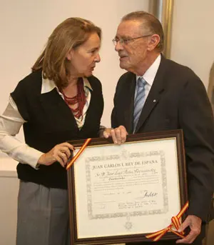  La embajadora entrega el galardón a José Luis Peña.