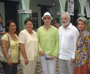  Francisco Armas – izda.–, arropado por Carmen Diéguez, Ronald Pérez Artigas y otras personas.