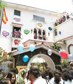 Suelta de globos en el Cervantes de El Cairo.