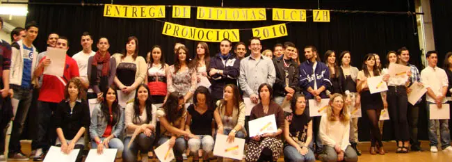  Foto de familia de los alumnos que recibieron el diploma.