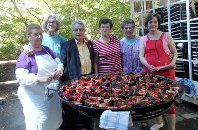  Luis Iglesias, con las responsables de la ‘Paella’ que cerró los actos.
