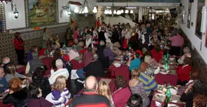  Los socios disfrutaron de la comida en las instalaciones de la entidad.