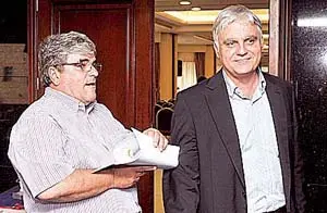 El secretario general del PSOE de Canarias, José Miguel Pérez (d), a la salida de la reunión extraordinaria del Comité Regional de este partido, que tuvo lugar el pasado viernes en Las Palmas.