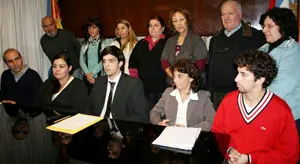  Julián Enríquez Badas, candidato por la lista número 2, junto a alguno de los integrantes de la lista.