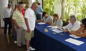  Electores votando en la mesa instalada en el Centro Gallego de Puerto La Cruz, ubicado en Lechería. 