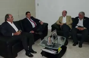  El embajador –1º por la izda.–, durante su visita al Consulado Honorario de España en Anzoátegui, junto al titular del mismo, Richard Barreiro; Manuel Luis Rodríguez, consejero de Trabajo; y Manuel Sinde, presidente del CGPLC.