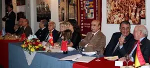 Florencia Calvo –en el centro de la mesa de cabecera–, junto a directivos de entidades hermanas, durante la celebración del aniversario.