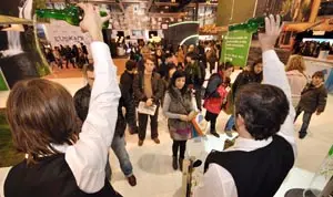  Dos escanciadores, en el estand de Asturias en Fitur.