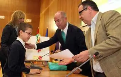  Iván Vázquez recibe su premio como ganador de la Primera Categoría. 