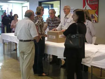  Electores depositando el voto en la mesa de Caracas.