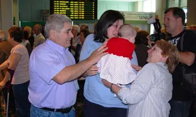  Hasta los más pequeños estuvieron en Lavacolla recibiendo a los participantes en 'Reencontros'.