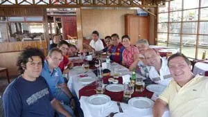 Los buzos, disfrutando a la hora de la comida.