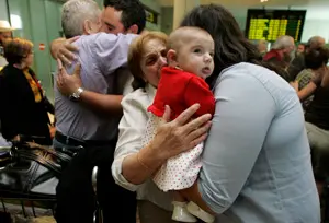 Hasta los más pequeños estuvieron en Lavacolla recibiendo a los participantes en ‘Reencontros’. 