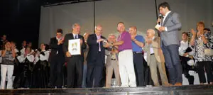 José Montilla recibe un agasallo dos directivos da asociación Rosalía de Castro. 