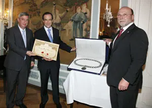 José Bono recibe el galardón, junto a Dezcallar y Wolf. 