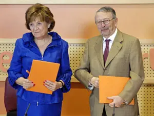 Carmen Caffarel, directora del Instituto Cervantes, y Alberto Oliart, presidente de RTVE, tras la firma del convenio.