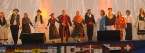 El grupo de baile se ocupó de animar la celebración festiva.
