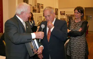 Teodoro González entrega una plaqueta a Arsenio Alvaro, en reconocimiento a su labor en pro de la asociación.