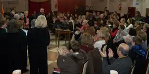 Numeroso público se dio cita en la Casa de España en Lamadrid para seguir la charla de las psicólogas.